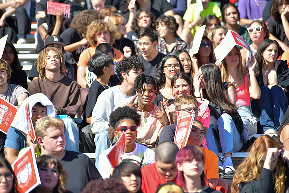 2022 05 homecoming assembly DE1_6305